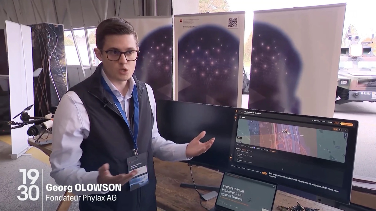 Georg Olowson, founder of Phylax AG, presenting PHLX.AI at the Swiss Security Forum, with a counter-drone mission on screen